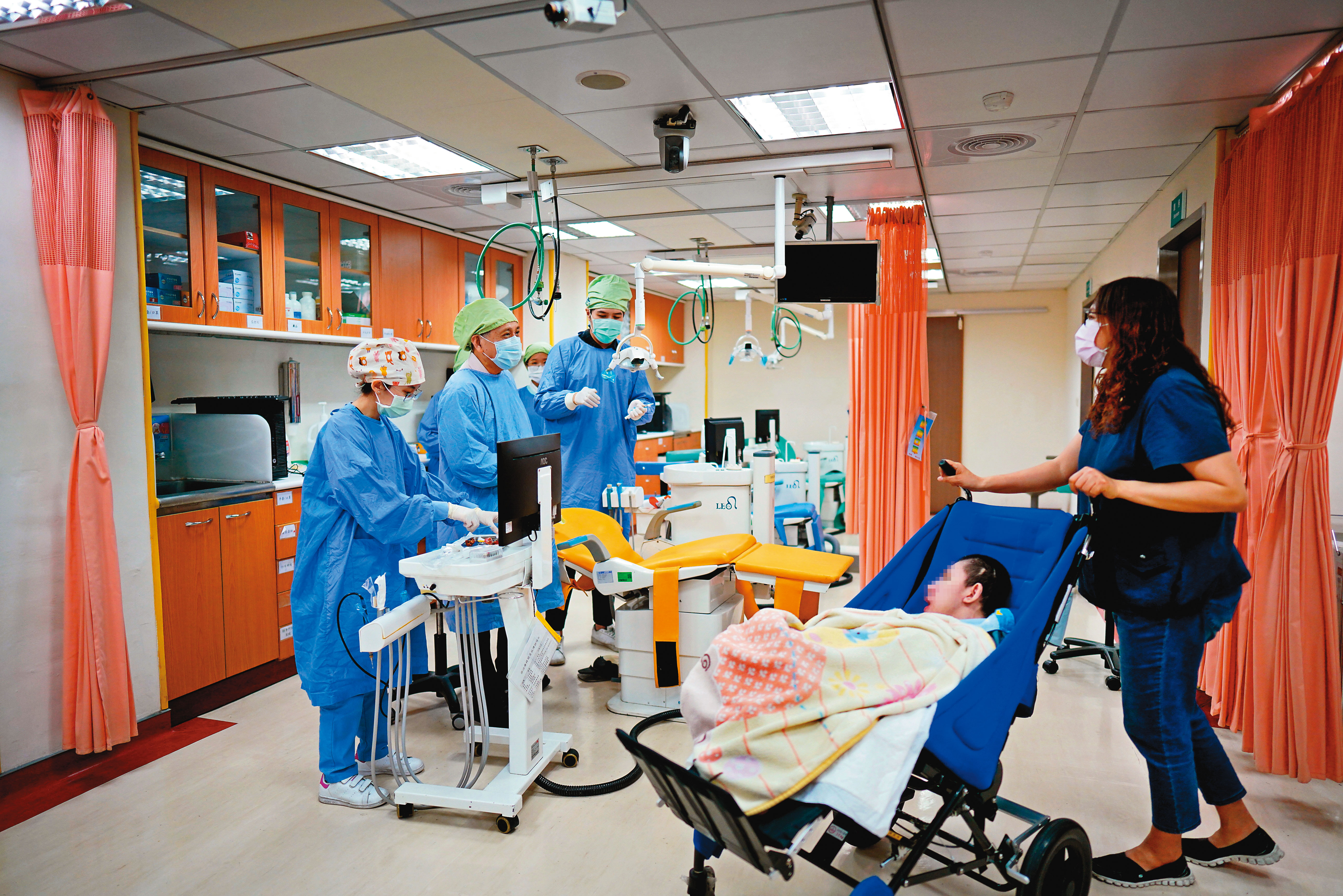 高醫特殊需求牙科門診有寬敞的無障礙空間，方便輪椅和推車直接推入。