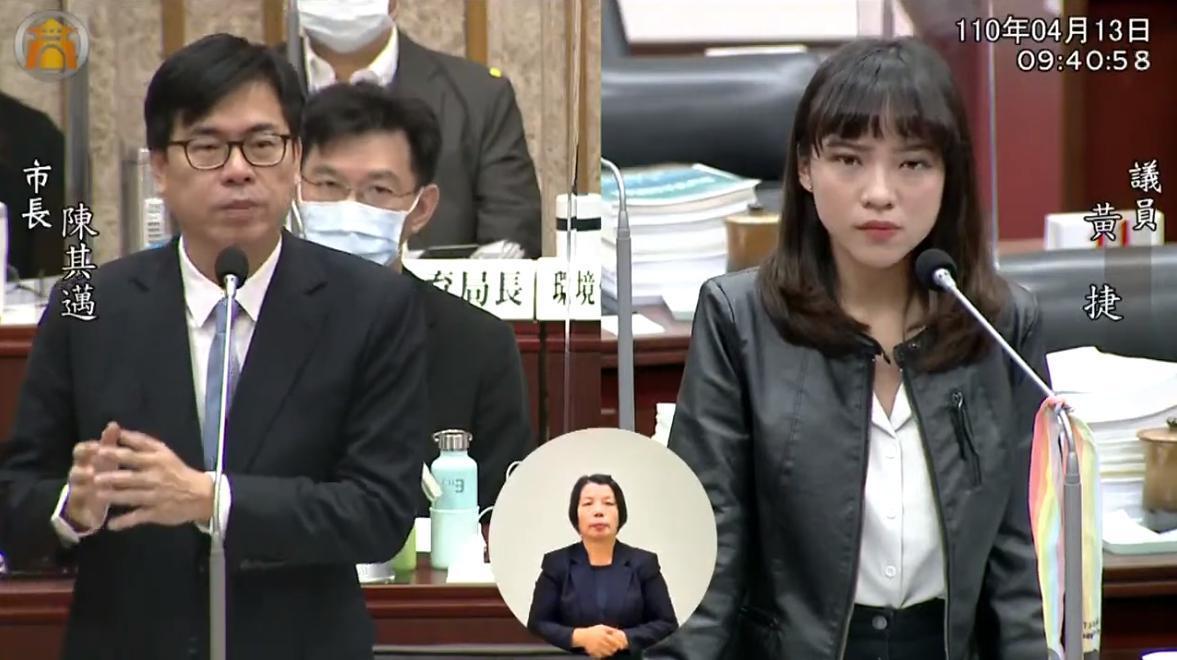 黃捷議會質詢陳其邁會如何調整高雄的發電結構。（翻攝自高雄市議會YouTube）