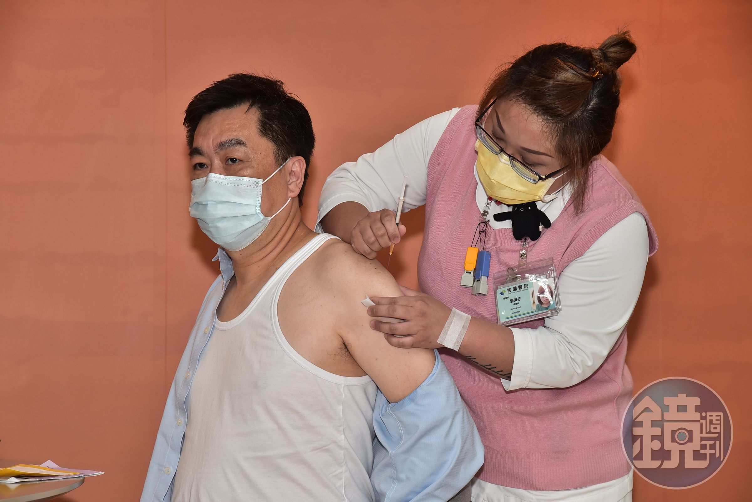 陳宗彥（圖）及羅一鈞昨上午都帶頭到衛福部桃園醫院完成第一劑AZ疫苗接種。（指揮中心提供）
