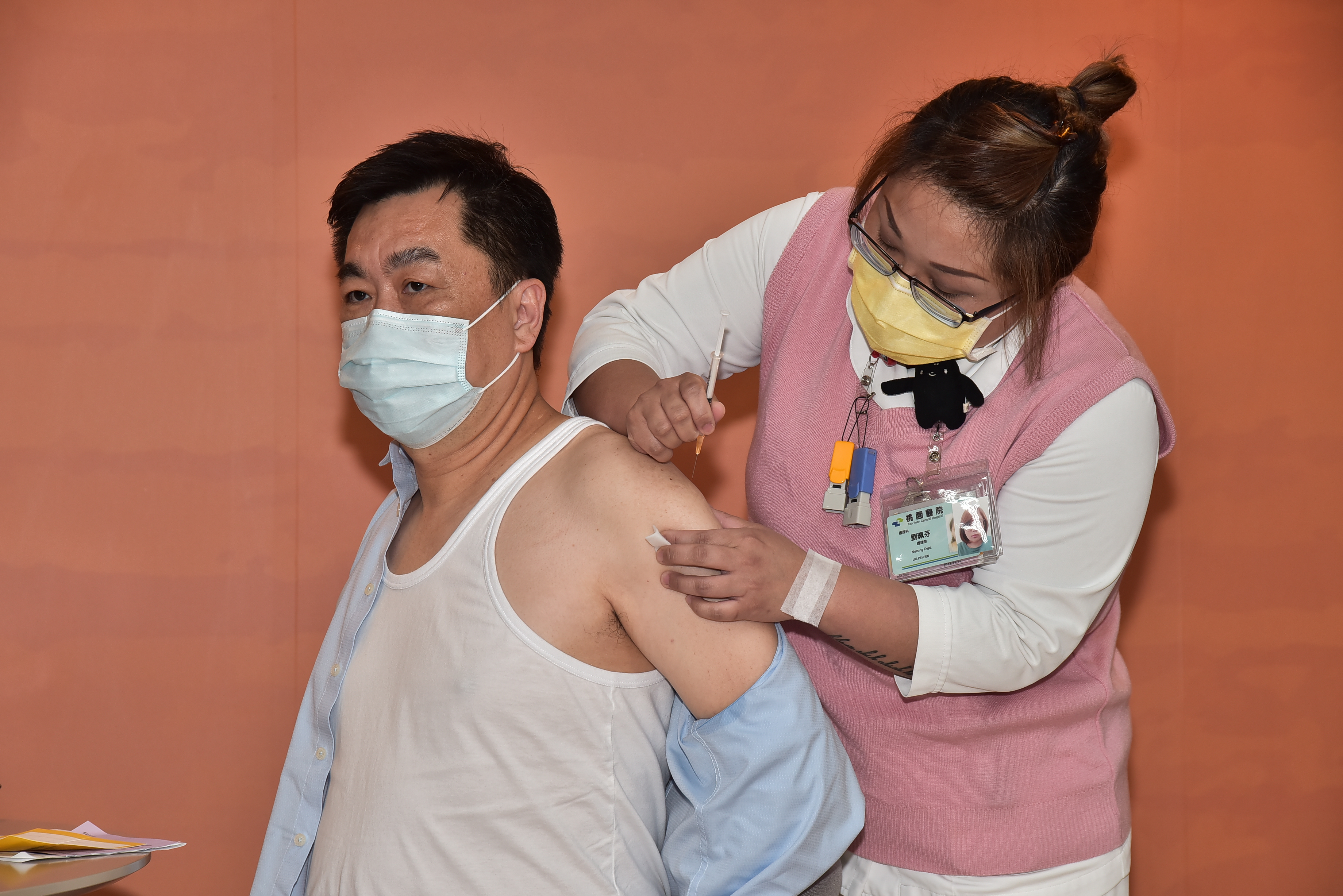 陳宗彥（圖）及羅一鈞昨上午都帶頭到衛福部桃園醫院完成第一劑AZ疫苗接種。（指揮中心提供）