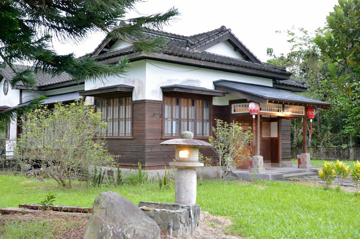 日式木造建築的壽豐會館,為昔日有百年歷史的花蓮農場招待所。(退輔會台東農場提供)