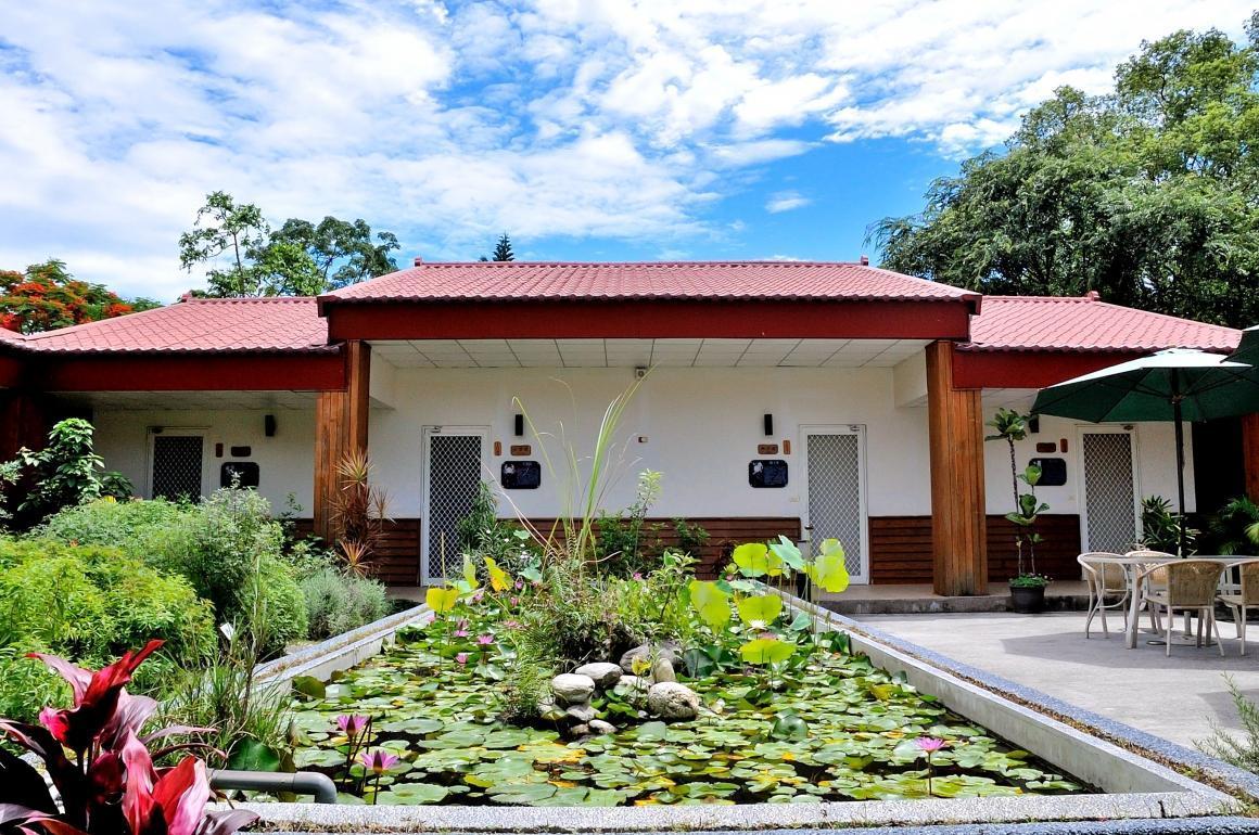 以仿古三合院為設計概念的池上會館是,中庭設有魚池及香草花園。(退輔會台東農場提供)