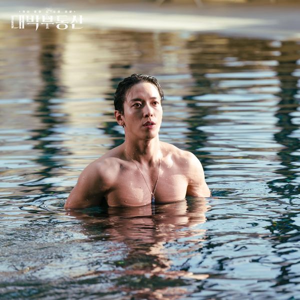 鄭容和新劇《大發不動產》開播在即，他在劇中展現超壯身材引發討論。（翻攝自KBS）