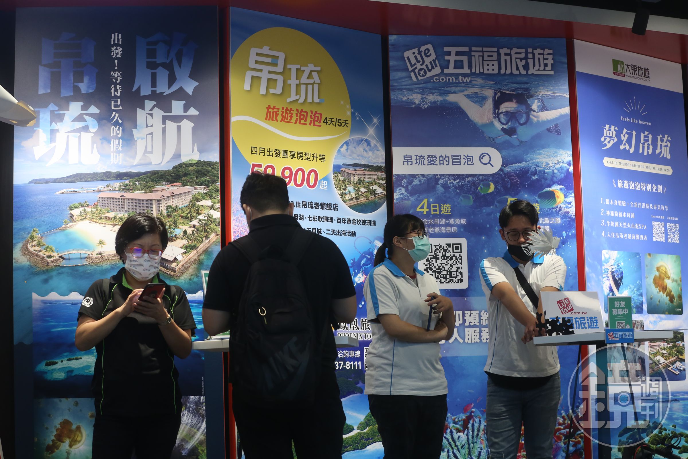 帛琉旅遊泡泡4月首發團滿團，後續梯次銷售不佳，圖為旅展人員向民眾推廣帛琉旅遊。（本刊資料照）