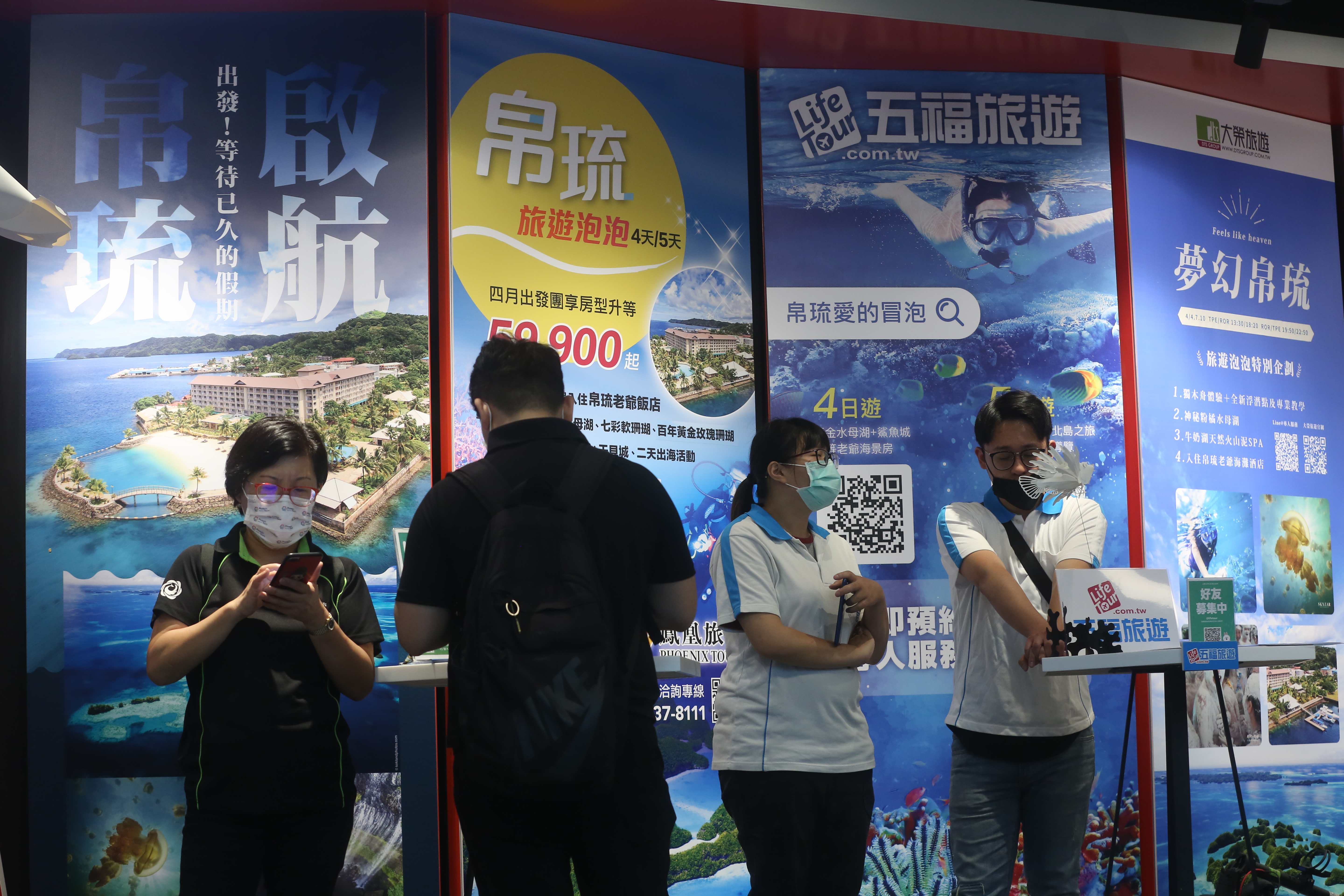帛琉旅遊泡泡4月首發團滿團，後續梯次銷售不佳，圖為旅展人員向民眾推廣帛琉旅遊。（本刊資料照）