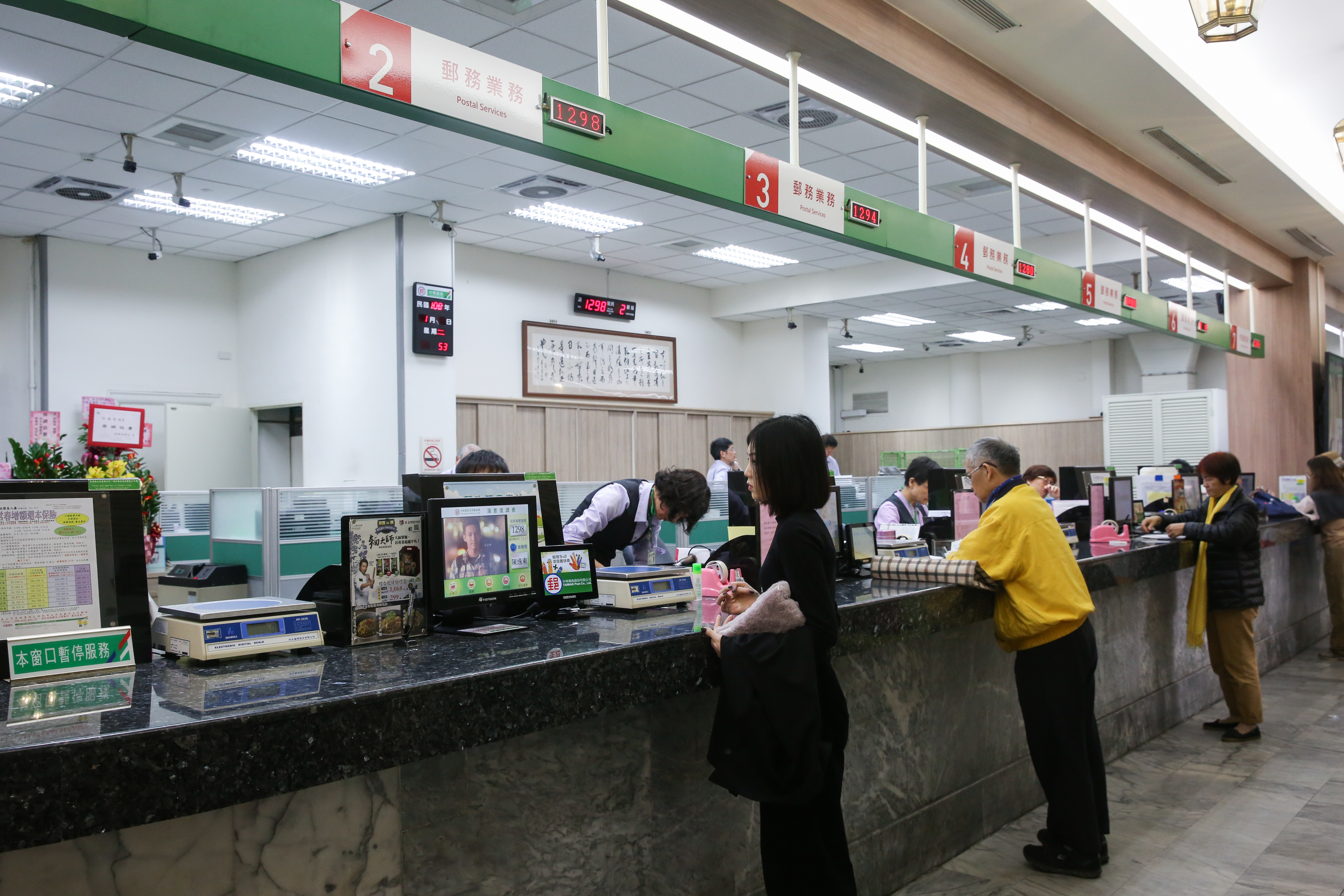 中華郵政公司今（13日）宣布至4月底為止，提供寄往4家花蓮地區醫院醫療物資的包裹免收郵資優惠服務。