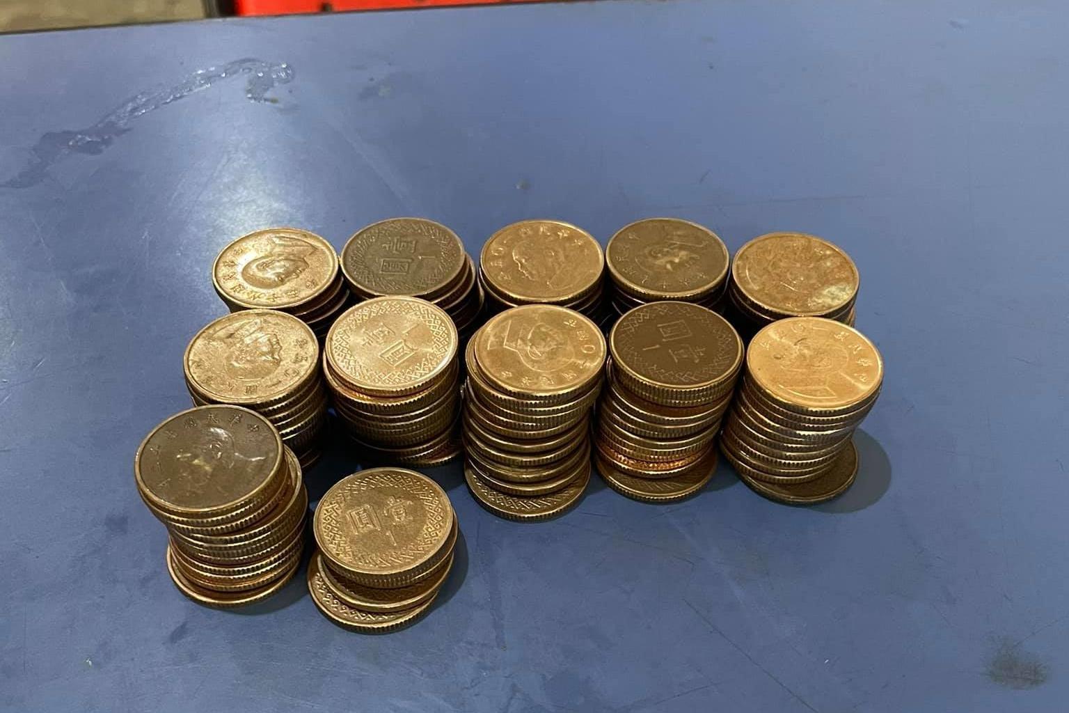 一位早餐店老闆結帳時遇到客人以125個硬幣結帳,上網發文抱怨。(翻攝自「爆怨2公社」臉書)