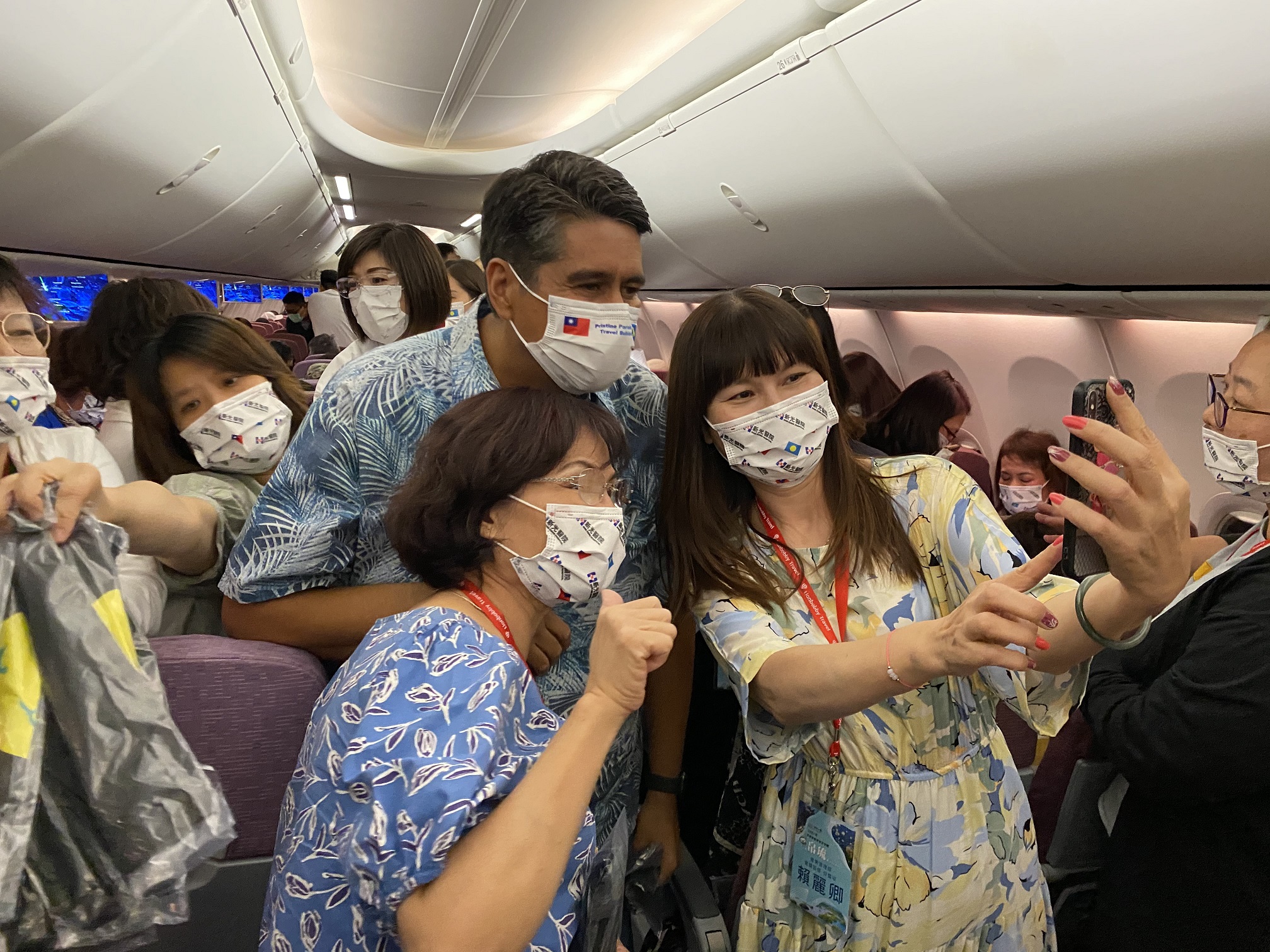 首發團機上，帛琉總統惠恕仁與旅客合照。