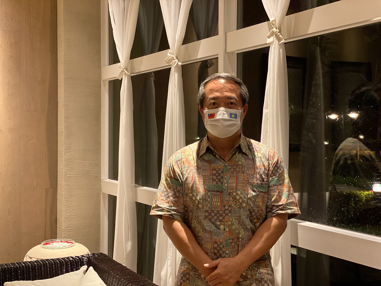 身體力行推廣旅遊的駐帛琉大使周民淦，拍下照片時人在帛琉，特地戴上象徵台帛友誼的口罩。
