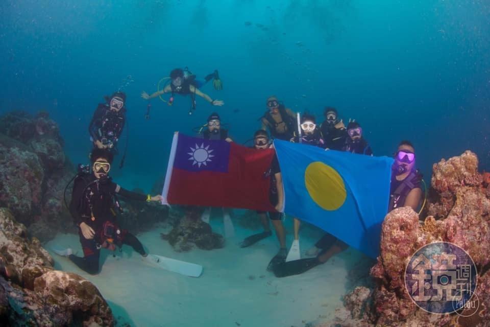 兩國國旗在海底出現,非常令人感動。(駐帛琉大使周民淦提供)