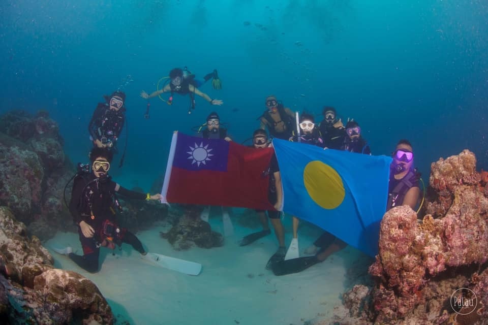 兩國國旗在海底出現,非常令人感動。(駐帛琉大使周民淦提供)