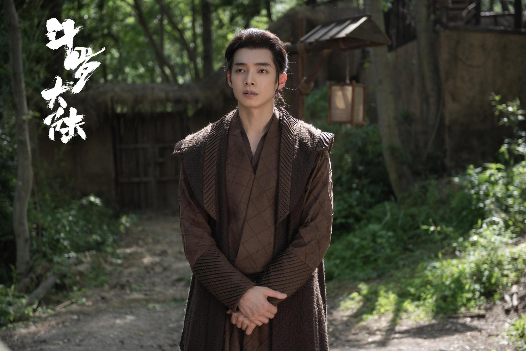 辰亦儒在武俠奇幻火劇《斗羅大陸》,在劇中飾演肖戰師傅一角。(LiTV、辰亦儒提供)