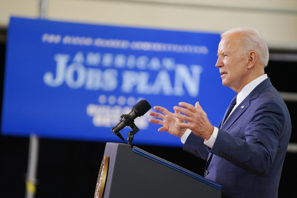 美國總統拜登強烈呼籲,應盡快推動美國晶片產業。(翻攝自President Biden推特)