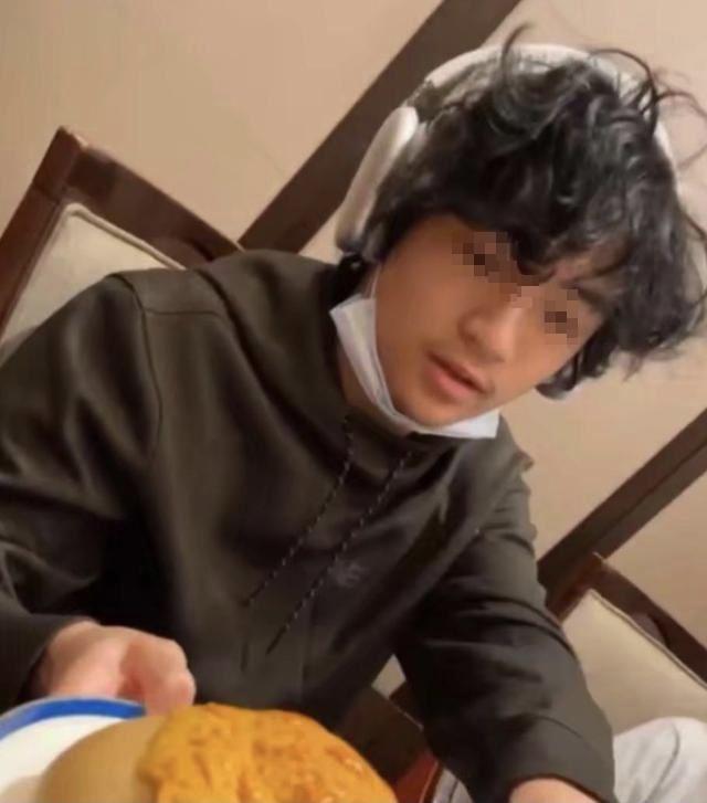 張栢芝大兒子,13歲的 Lucas正面照罕見曝光。(翻攝自每日頭條)