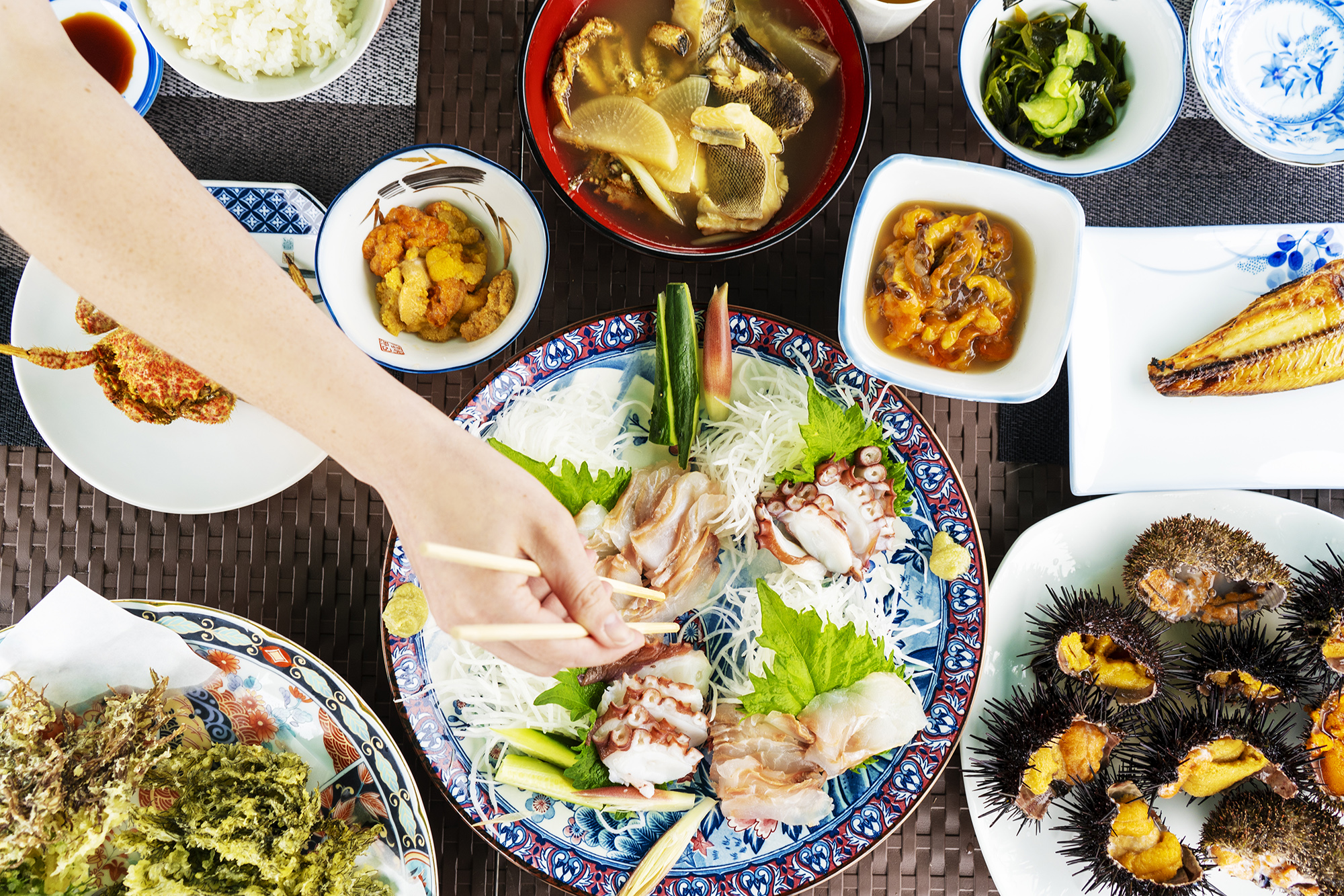 來到日本青森縣八戶地區一定要品嘗海鮮大餐。（八戶地區旅遊局提供）