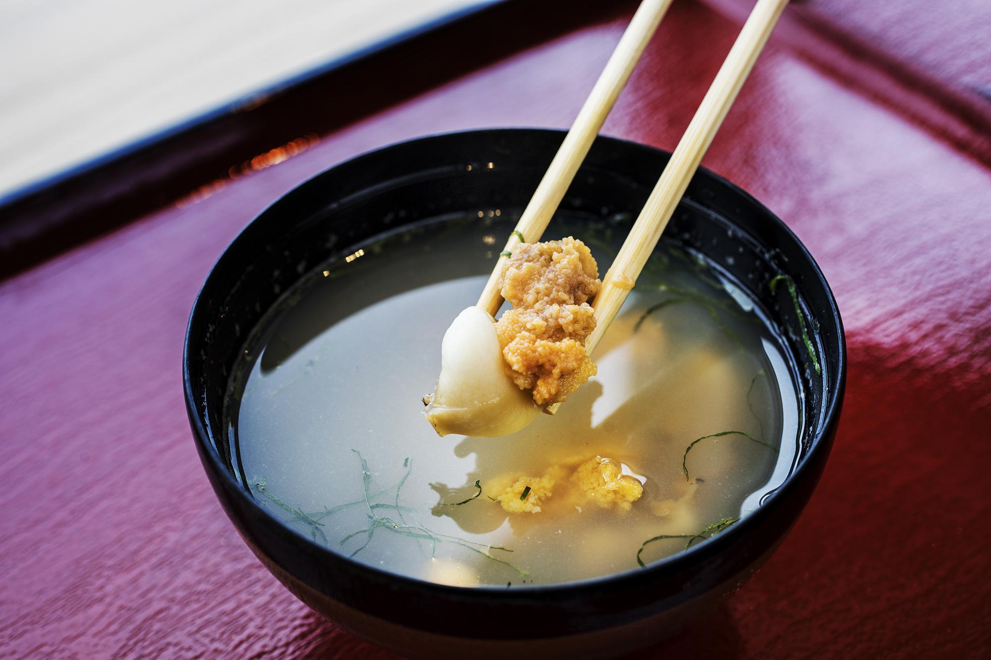 八戶當地的傳統鄉土料理「草莓煮」使用的是新鮮海膽與鮑魚熬煮而成的清湯。（八戶地區旅遊局提供）