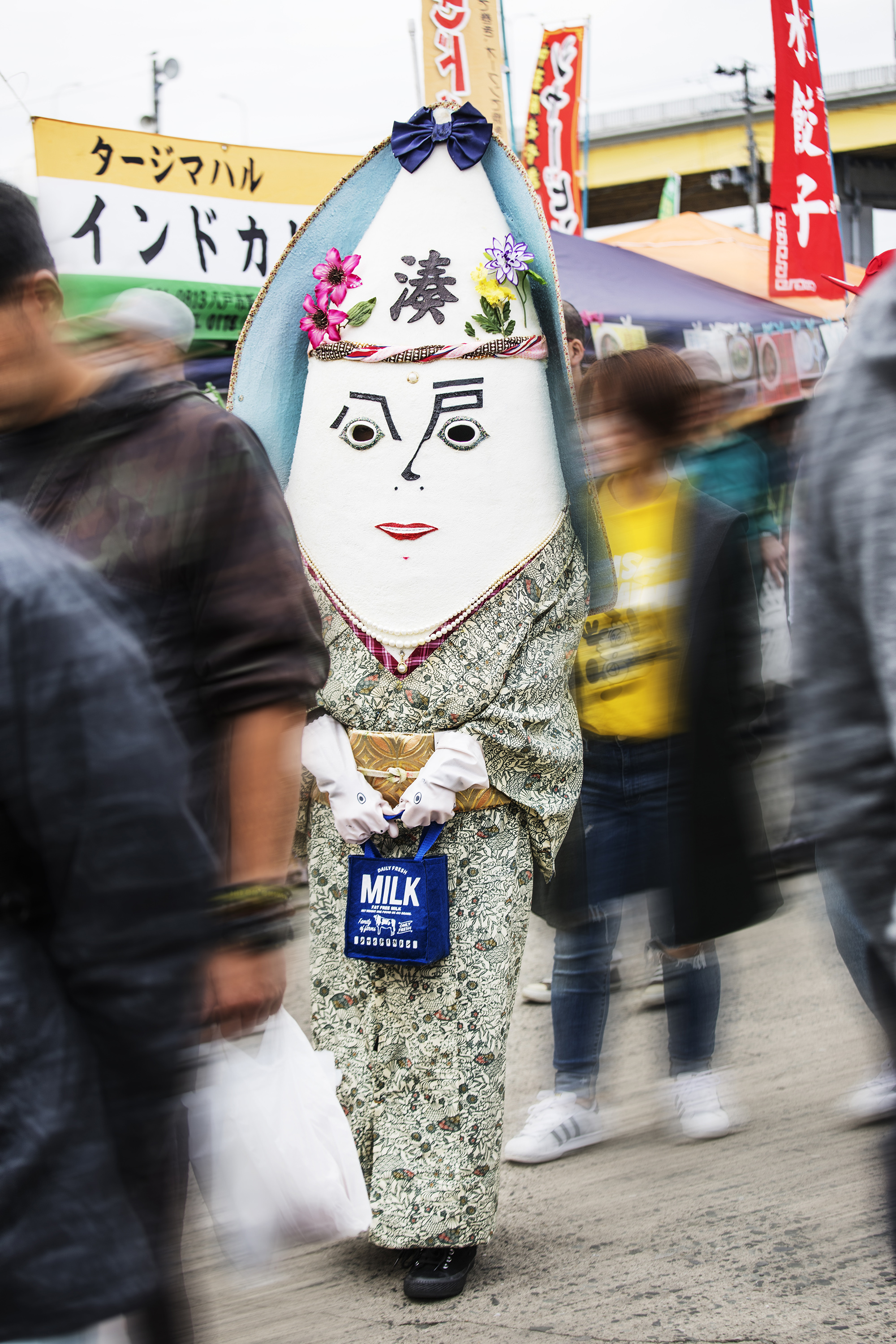 館鼻岸壁朝市的非官方吉祥物「烏賊丼夫人」會不定時出沒在市場內。（八戶地區旅遊局提供）