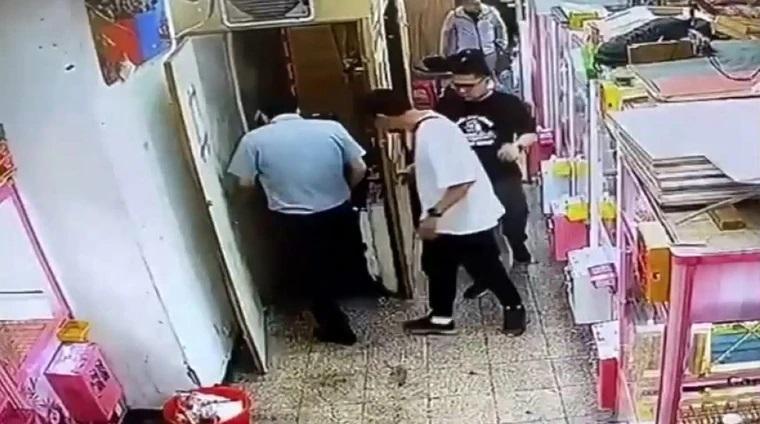 警方找來偵查隊員警扮「夾客」一舉逮獲逮捕3名負責人及28名賭客等。(警方提供)
