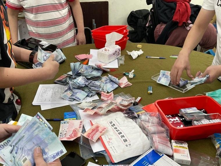 夾娃娃機店現場查扣賭資60萬4,900元。(警方提供)