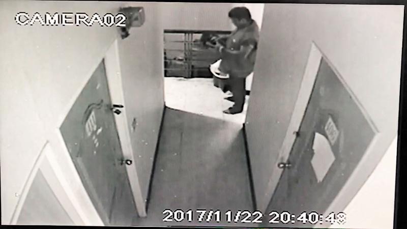 監視器畫面拍下李國輝提汽油入內的瞬間。（翻攝畫面）