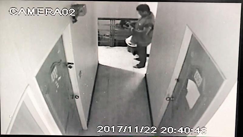 監視器畫面拍下李國輝提汽油入內的瞬間。（翻攝畫面）