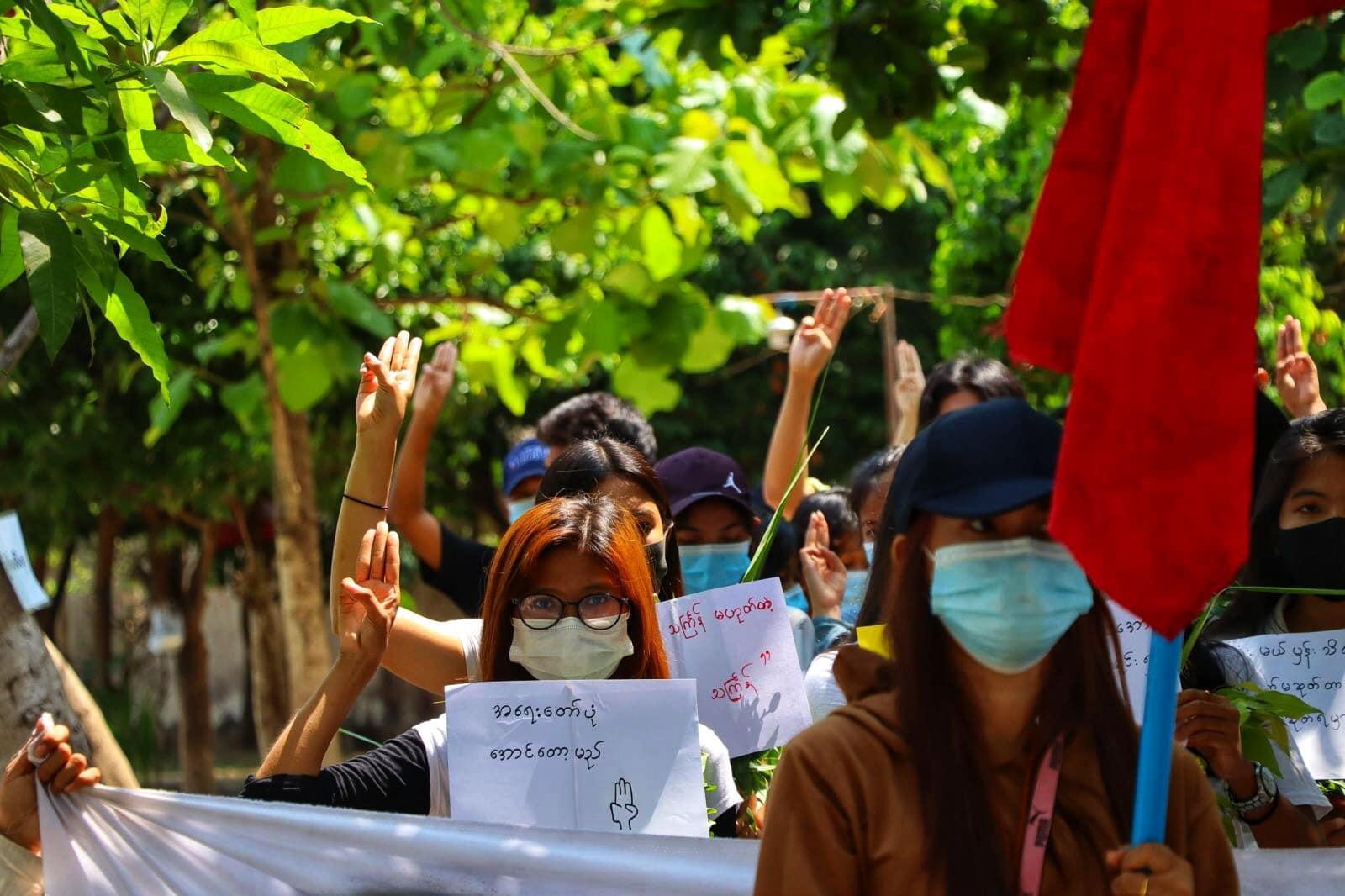 緬甸潑水節到來,民眾卻因軍政府血腥抗議而無心慶祝,上街悼念喪命的英雄以向軍方表示抗議(翻攝自臉書Burma Revolution)