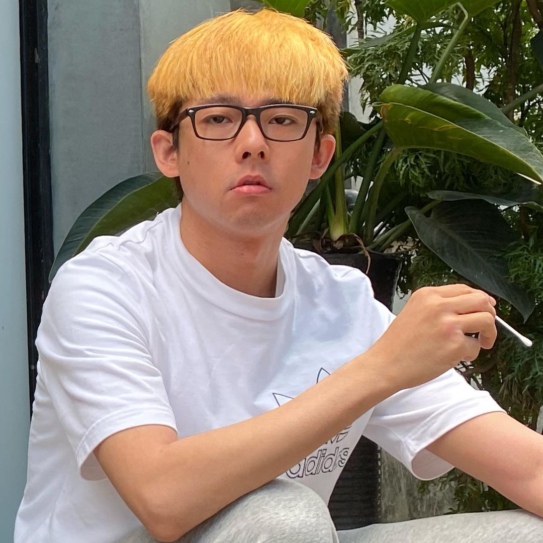YouTuber阿滴在IG發布染了一頭台客金髮的照片，和平常乖乖牌的形象判若兩人，嚇壞不少網友。（翻攝自IG：rayduenglish）