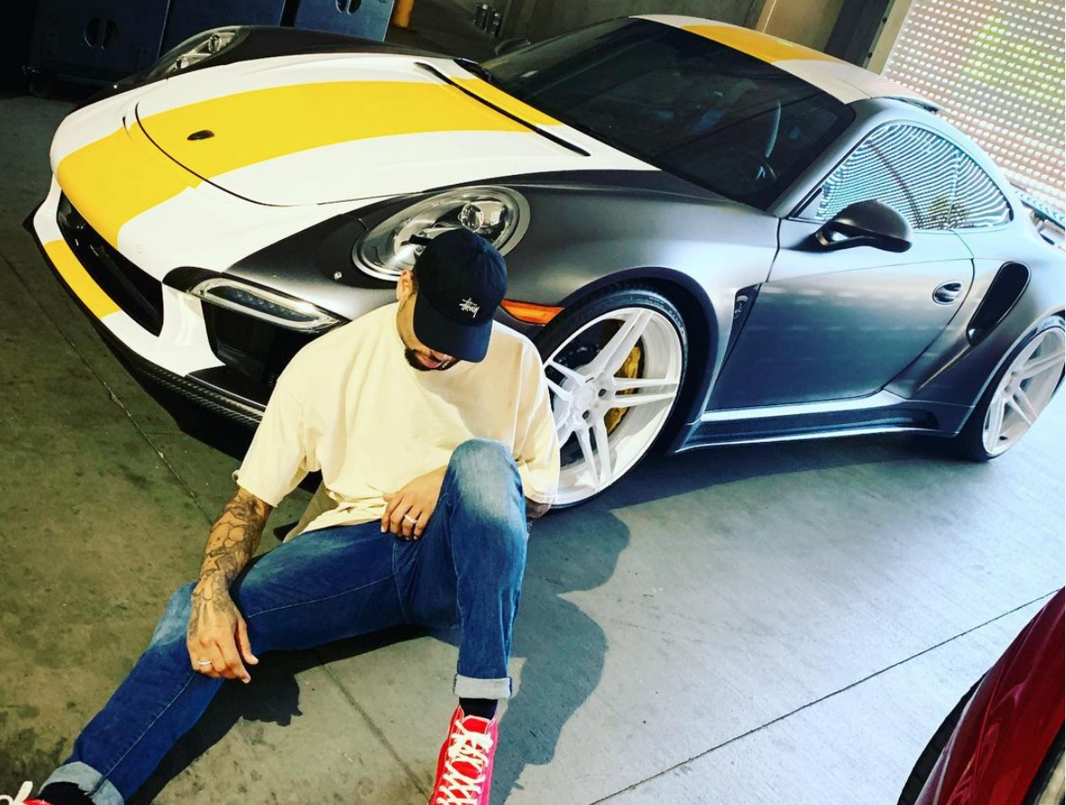 克里斯小子在2019年跟他的保時捷愛車合影。（翻攝自Chris Brown官方IG）