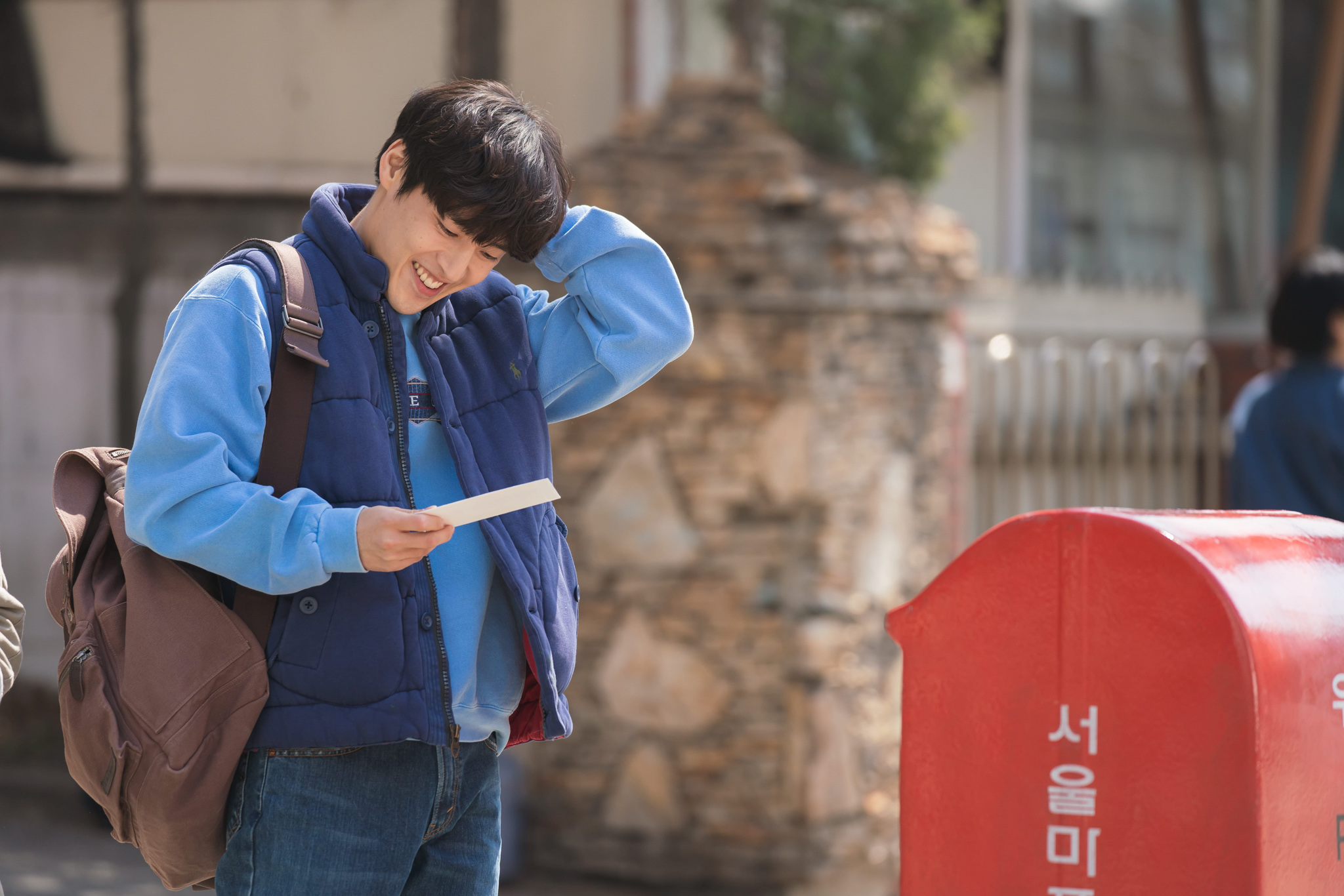 姜河那在《如果雨之後》維持陽光耿直的鄰家男孩形象，用書寫信與暗戀對象聯絡。（索尼影業提供）
