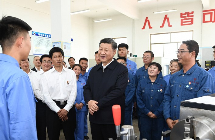 中國近日祭出法令限制「校園課外讀物」，遭學者反酸「習近平（中）為什麼讓女兒留美」。（翻攝自中國中央人民政府官網）