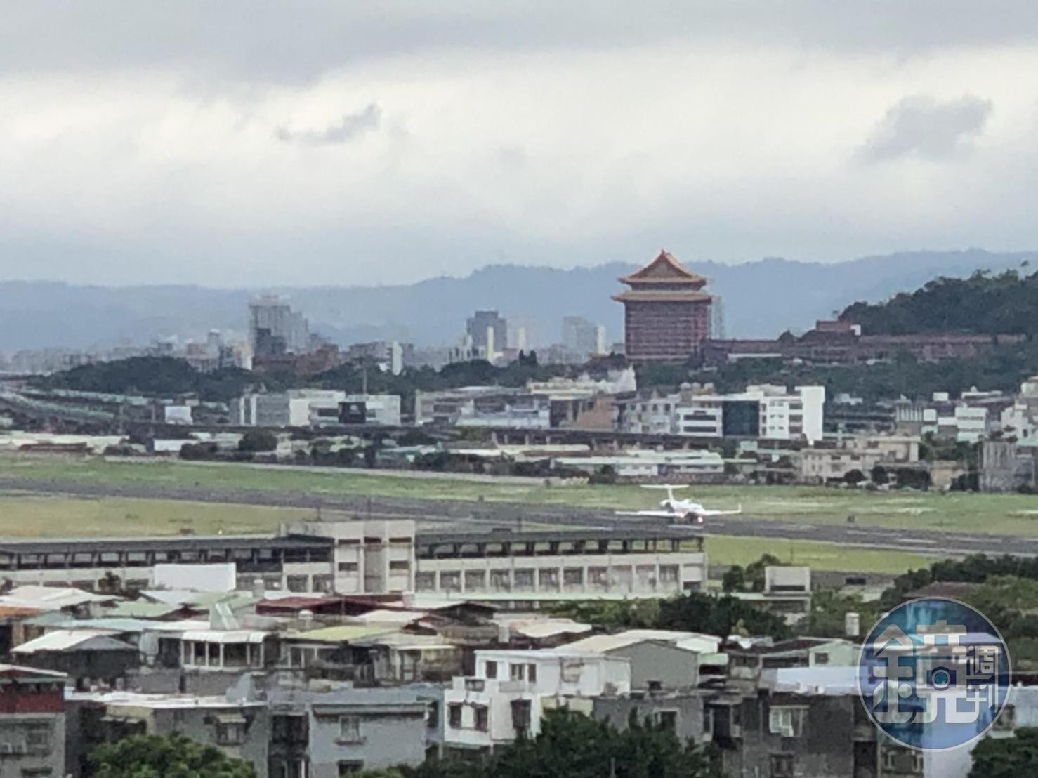 陶德訪團專機約於下午3點04分降落於松山機場。