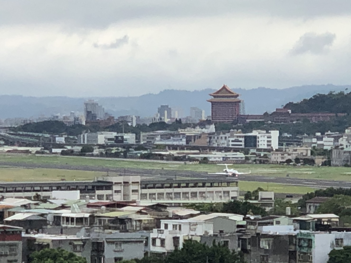 陶德訪團專機約於下午3點04分降落於松山機場。