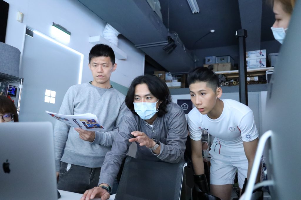 拳擊好手林郁婷(右)也現身此次形象照拍攝。(翻攝自中華奧會官網)