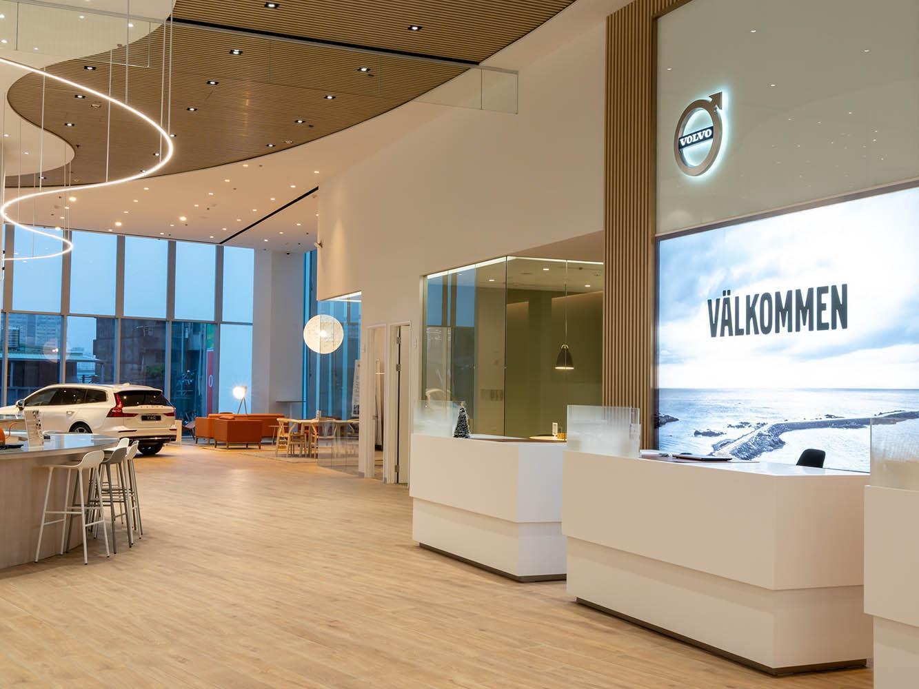 在2016年導入的導入VRE(VOLVO Retail Experience) 概念，讓VOLVO的展間具備源自北歐的低調奢華感。