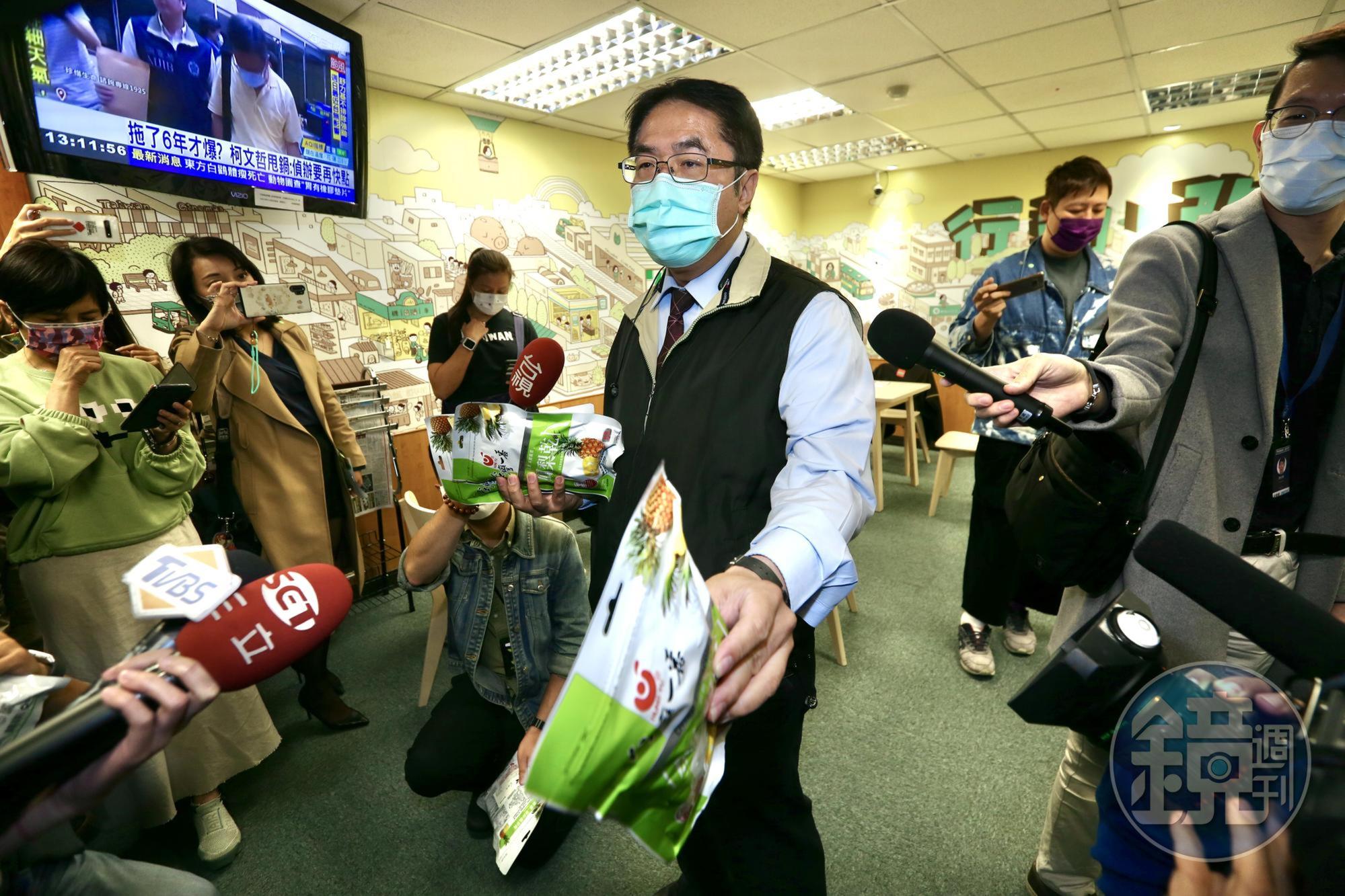 台南市長黃偉哲今出席中常會前,到10樓發給採訪記者台南的鳳梨乾。