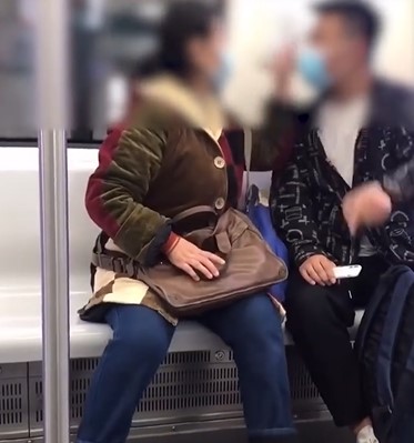 婦人在爭吵的過程中，一度指著男乘客的鼻子怒罵，氣勢驚人。（翻攝自星視頻微博）