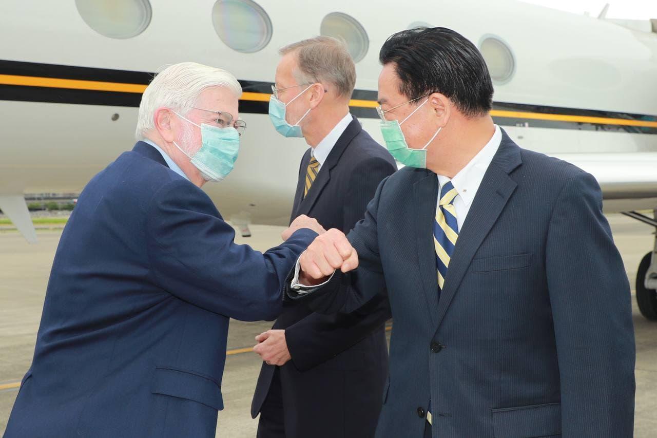 陶德前參議員(左一)與外交部部長吳釗燮(右一)相互致意;後為美國在台協會處長酈英傑。(外交部提供)