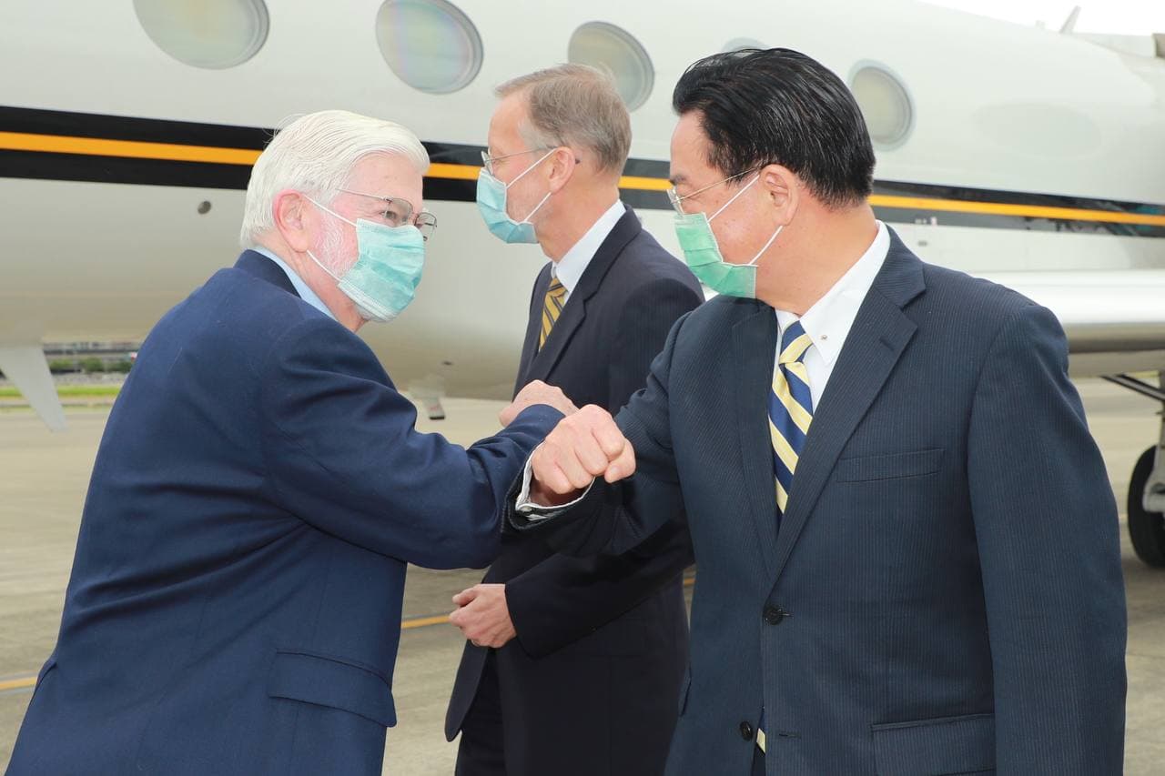 陶德前參議員（左一）與外交部部長吳釗燮（右一）相互致意；後為美國在台協會處長酈英傑。（外交部提供）