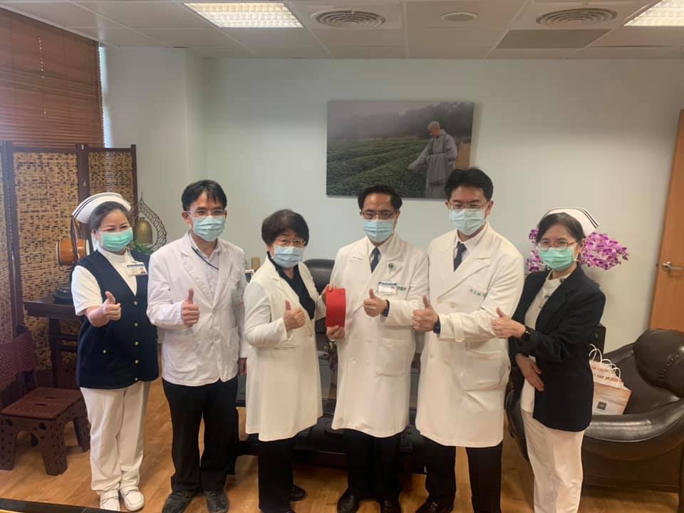 太魯閣列車事故後，中華民國中醫師公會全國聯合會捐輸善款給搶救傷患的花蓮慈濟醫院。（中華民國中醫師公會全國聯合會提供）