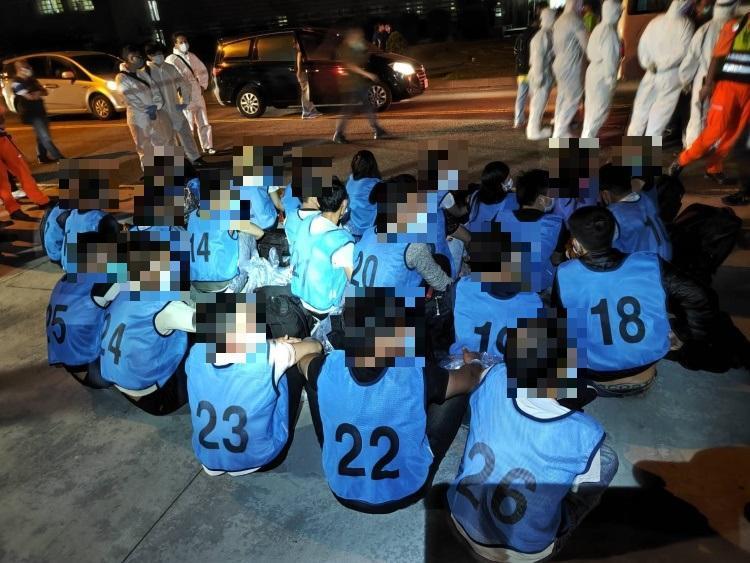 海巡署在高雄外海查獲26名即將偷渡闖關的越南偷渡客。(海巡署提供)