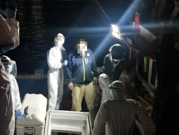 海巡署逮捕涉嫌載運偷渡客的漁船船長。(海巡署提供)