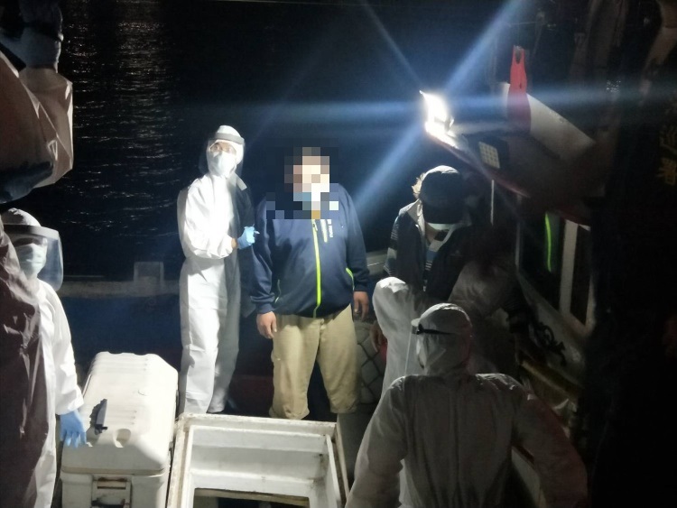 海巡署逮捕涉嫌載運偷渡客的漁船船長。（海巡署提供）