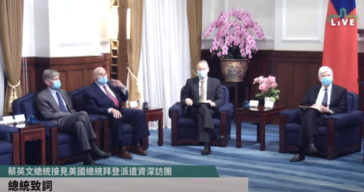 美國在台協會處長酈英傑(右二)也列席。(翻攝自總統府YouTube頻道/總統府提供)