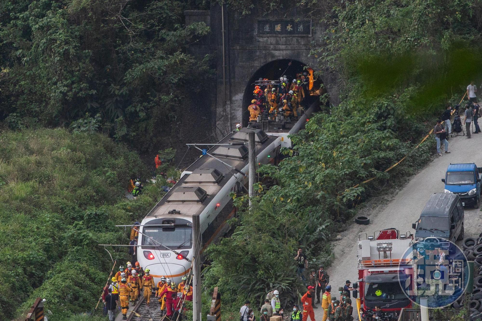 台鐵本月2日發生重大出軌事故，近日卻爆出運安會公布的行車紀錄器畫面事先遭裁切。（本刊資料照）