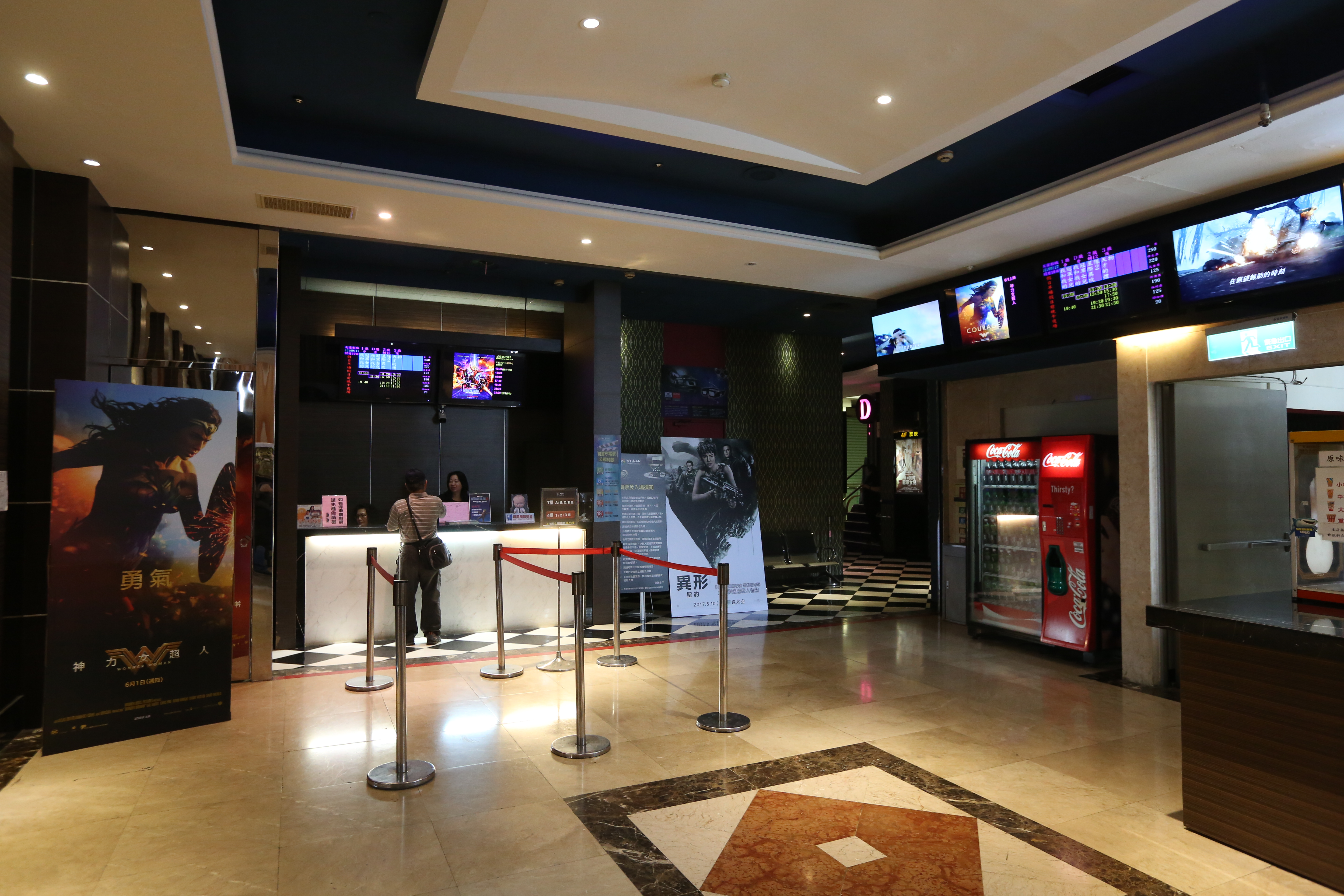 男網友隨口邀約女生去看電影，竟收到「渣男」的評價，讓他感到莫名其妙。（示意圖，本刊資料照）