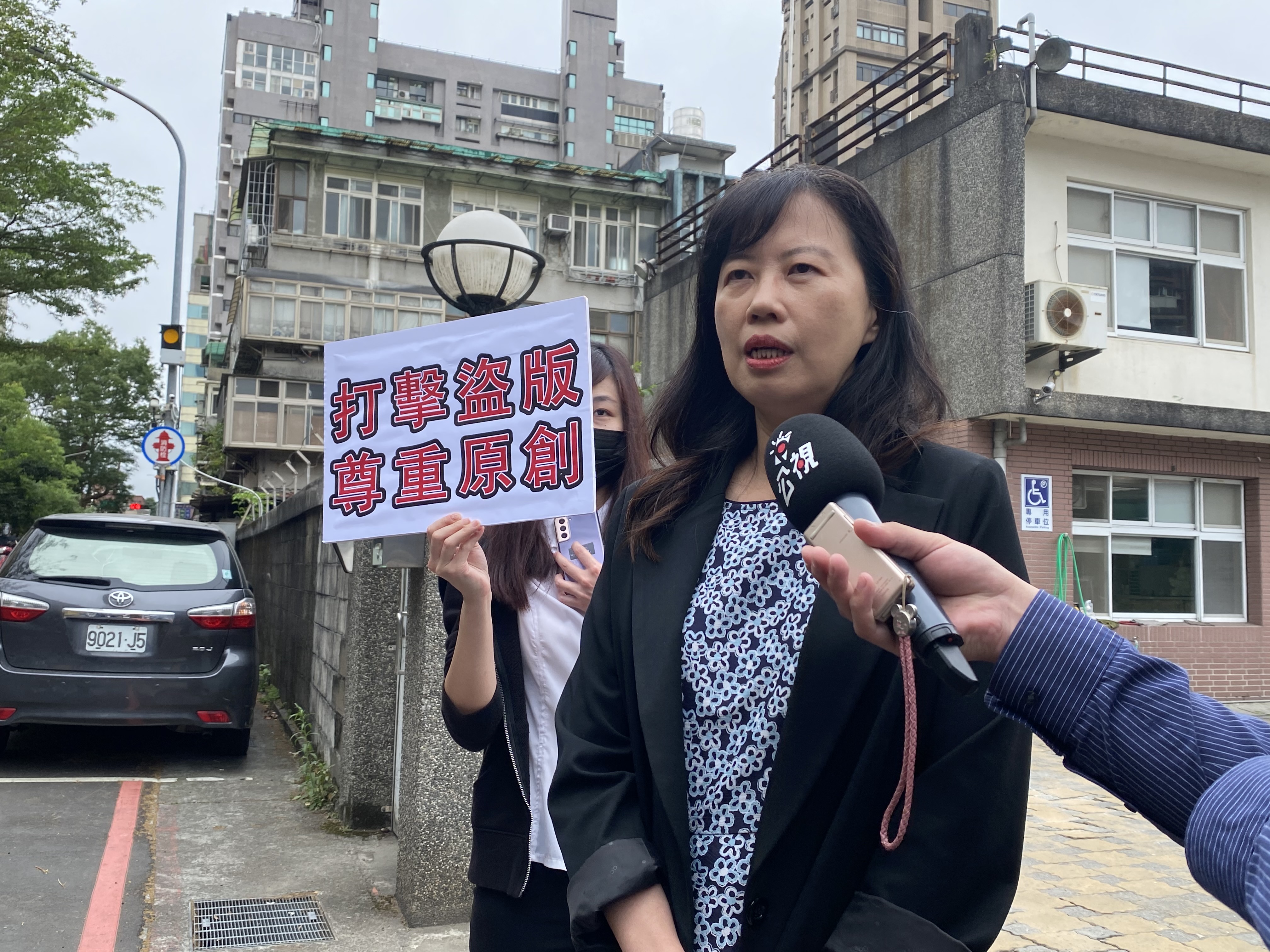 公視代總經理徐秋華前往刑事局電偵大隊提告，宣示打擊盜版。（翻攝畫面）