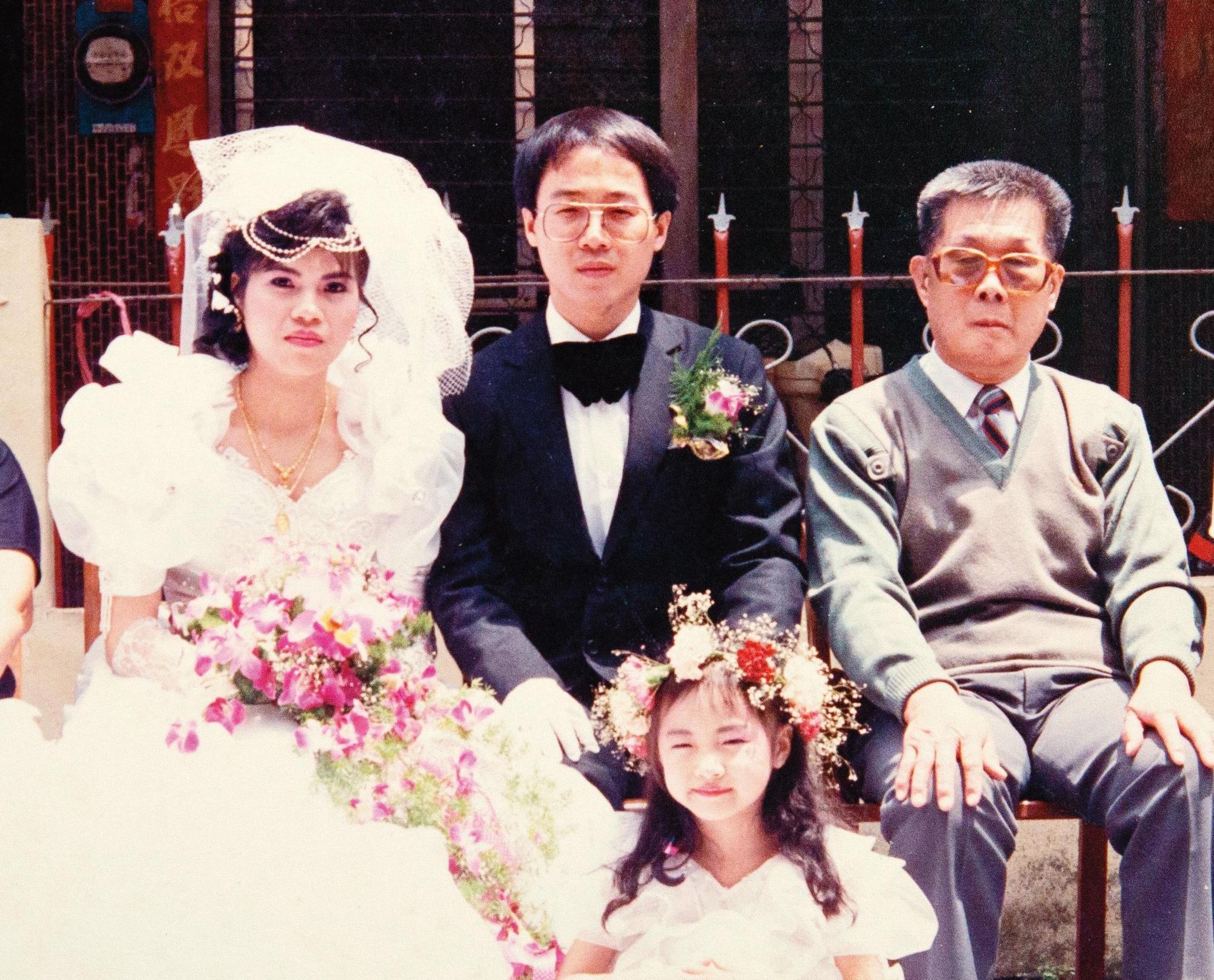 鄧清松說父親(右)一生幾乎沒留下幾張照片,這張是他結婚時難得的合照,但母親仍不愛入鏡。(鄧清松提供)