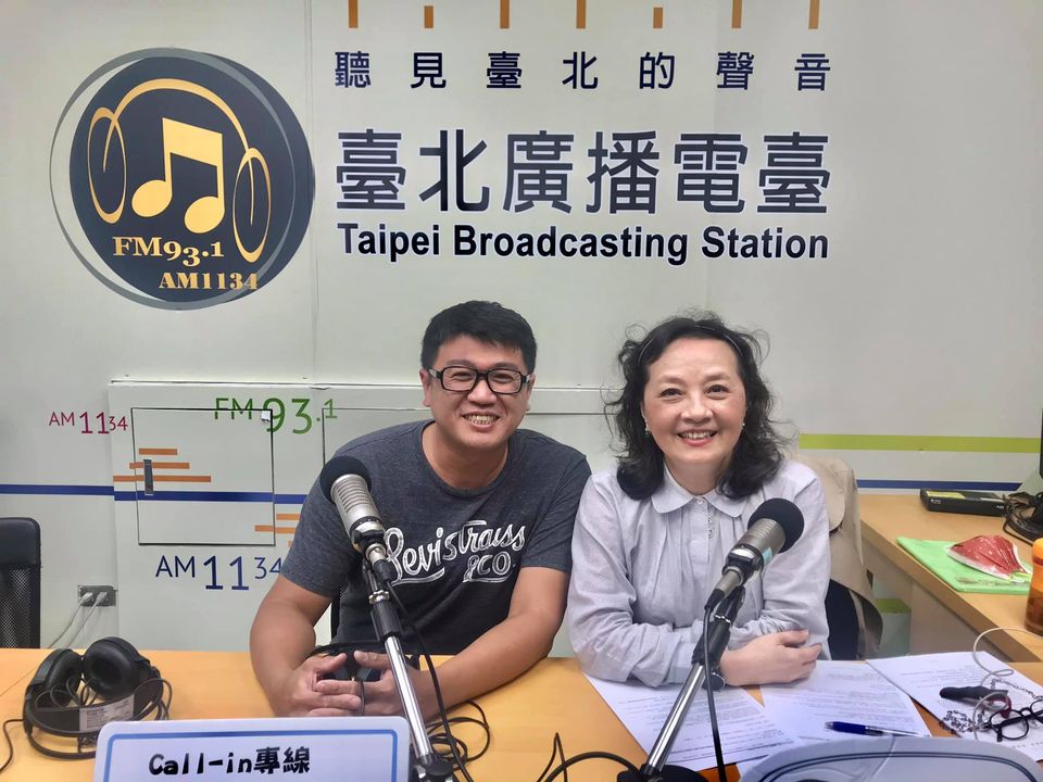 台北電台《公民總主筆》主持人朱蕙蓉昨（14日）邀請民眾黨東港服務處主任葉信興上節目。（翻攝自朱蕙蓉臉書）