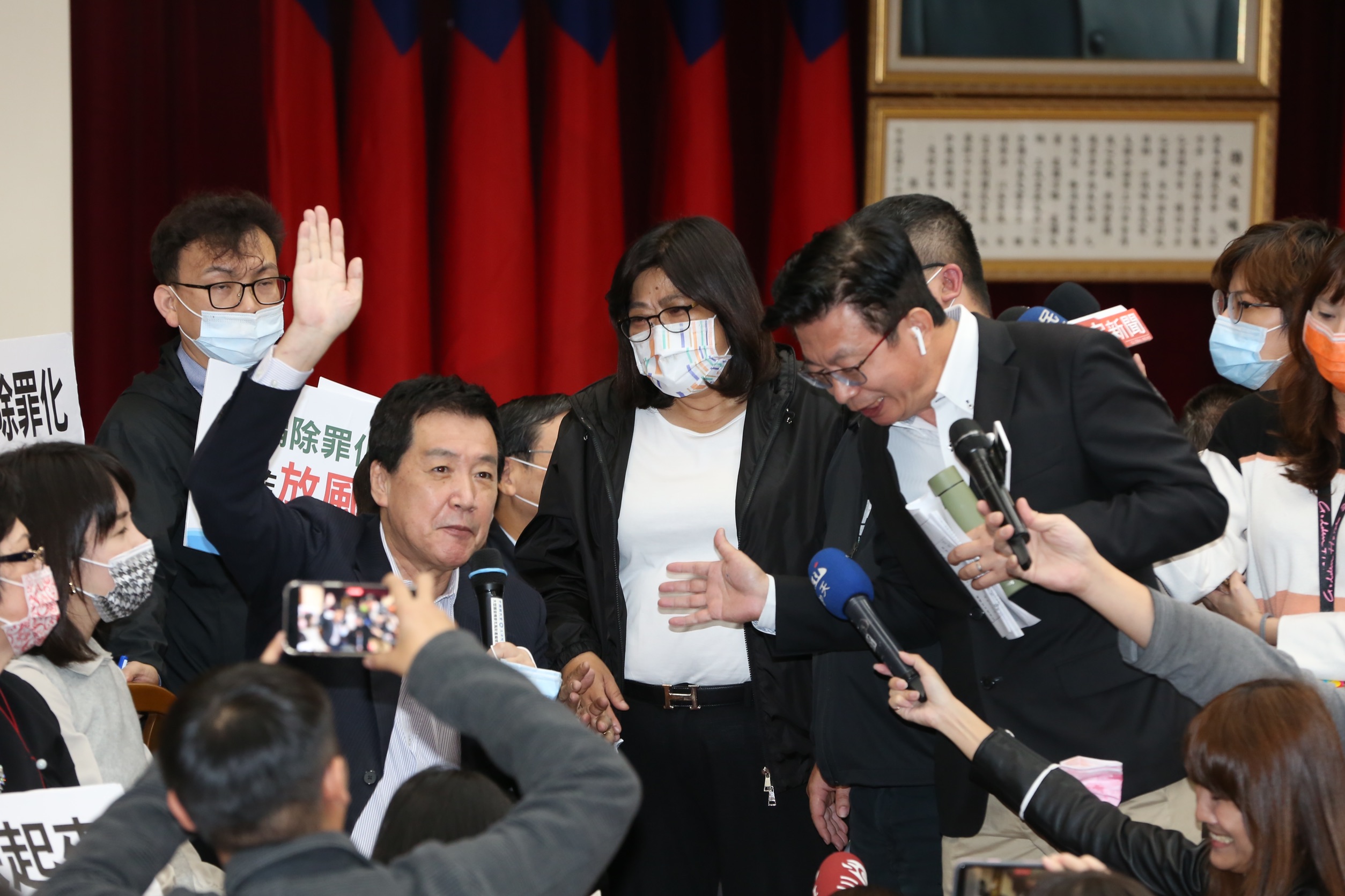 民進黨立委郭國文休息時與國民黨立委費鴻泰等人溝通。