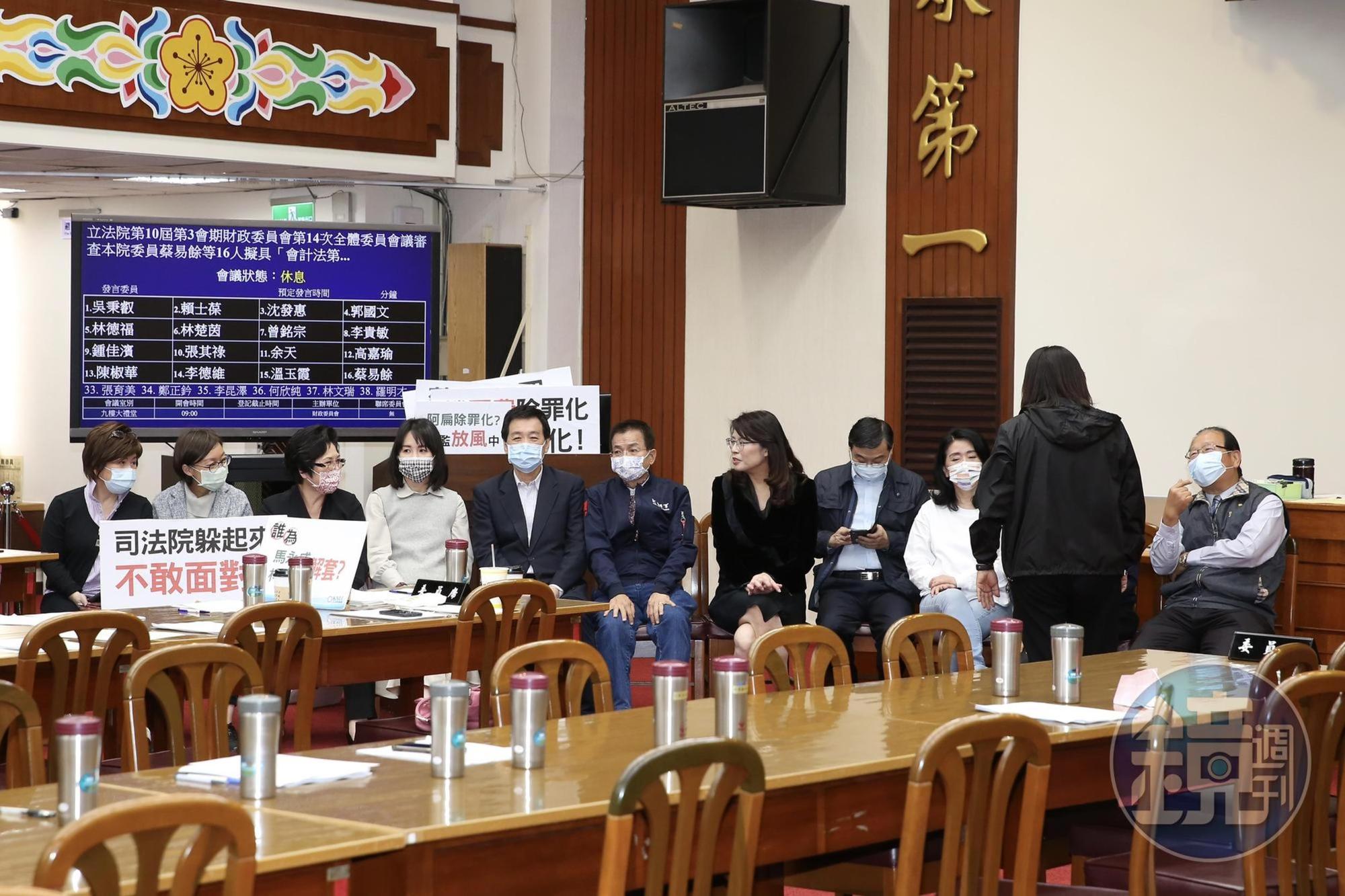 會議休息時,國民黨立委在發言區靜坐。